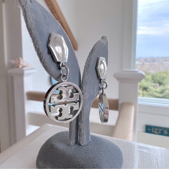 TORY BURCH - Silver hexagon Logo dangle earrings - Picture 5 of 5